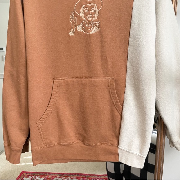 Two-Toned Embroidered Cowgirl Pullover Hoodie Brown/Cream Medium - Picture 3 of 5